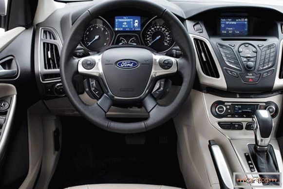A Ford Focus autójának belseje összehasonlítható a repülőgép kabinjával