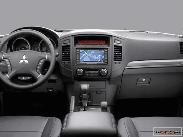 A Mitsubishi Pajero kényelmes kezelőelemekkel rendelkező bőr kárpitozott ülésekkel rendelkezik.