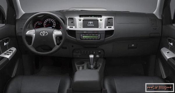 A Toyota Hilux kabinjában