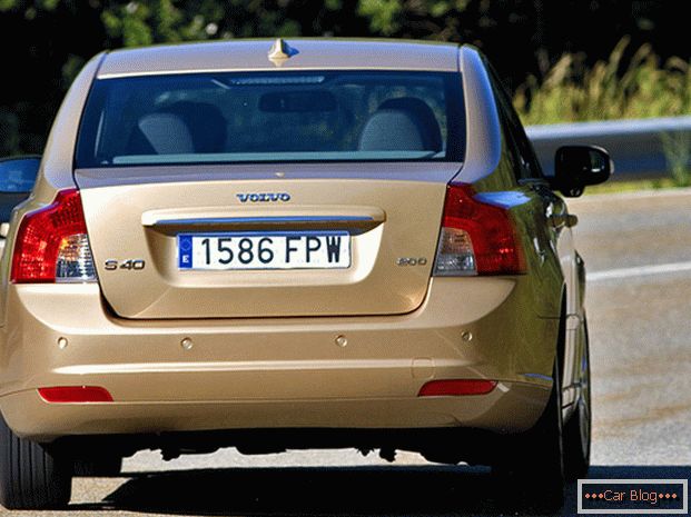 Volvo S40 autó: hátulnézet