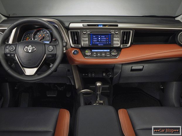 A Toyota RAV4 autójának kabinjában