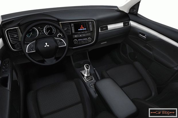 A Mitsubishi Outlander autójának belseje lakonikus és kényelmes.